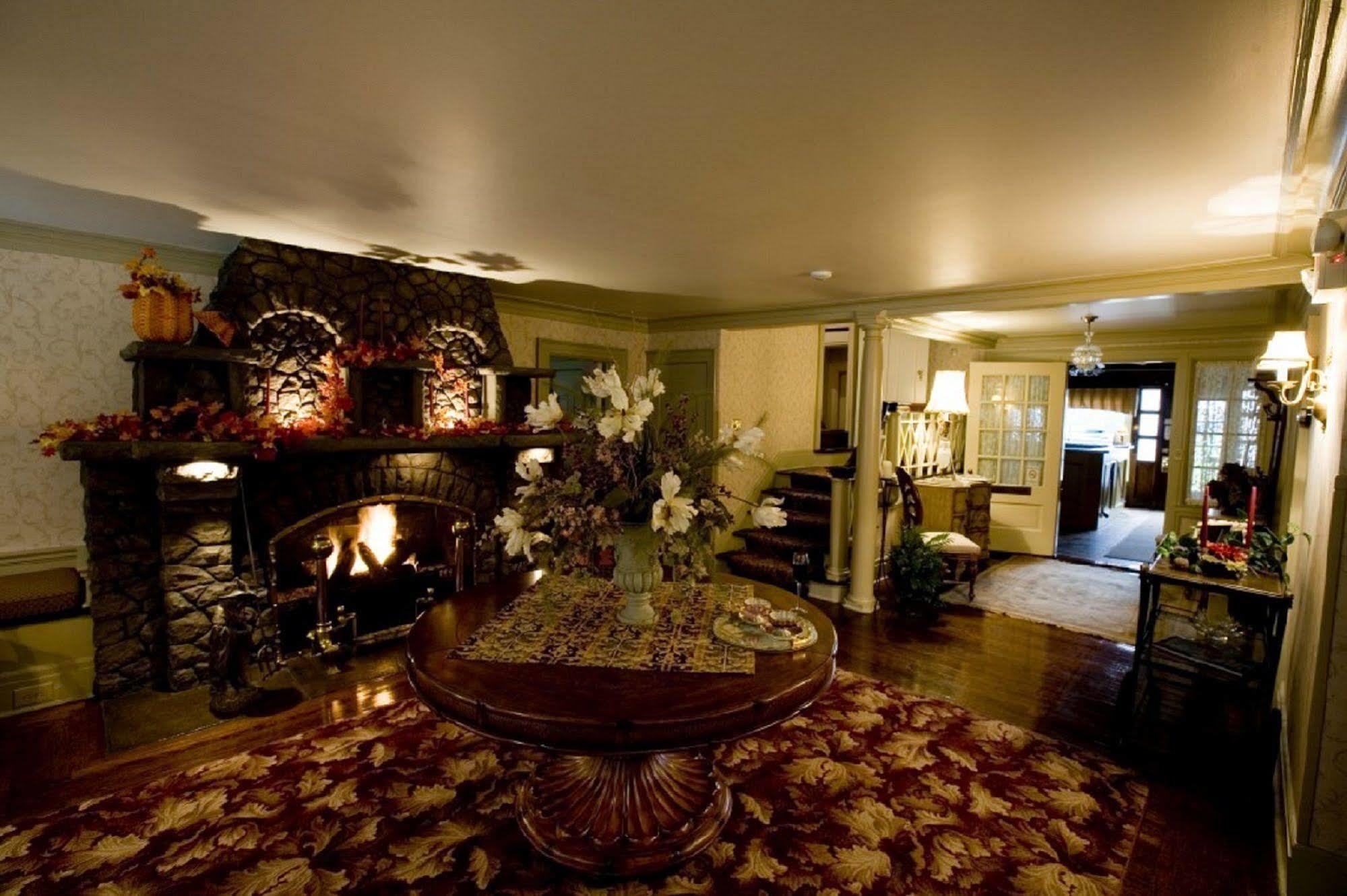 Julias Bed And Breakfast Hubbard Exterior photo